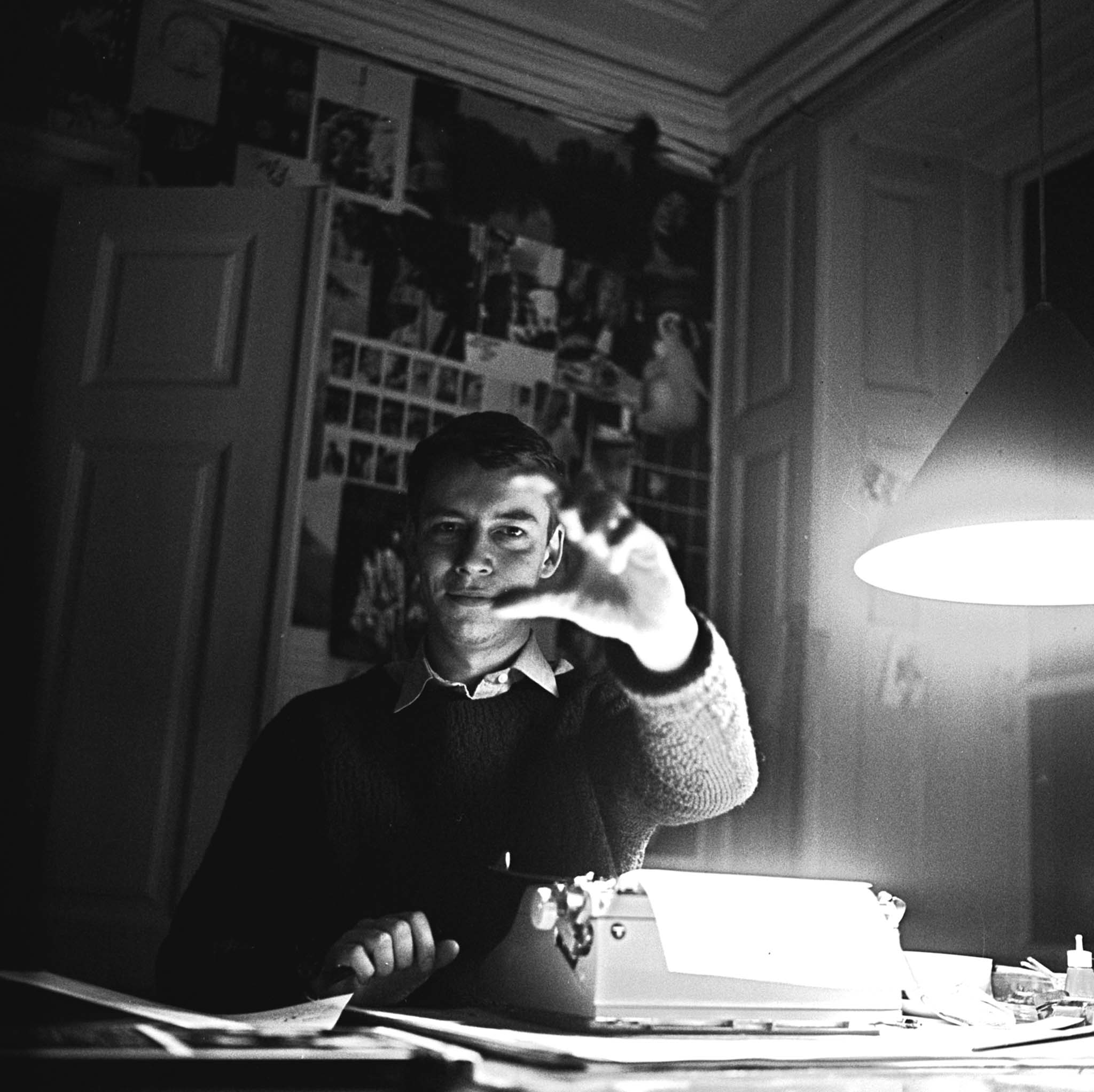 Thomas Winding arbejder ved skrivemaskine under lampe, kunstnerisk stemningsbillede i sort-hvid.Foto: Vibeke Winding