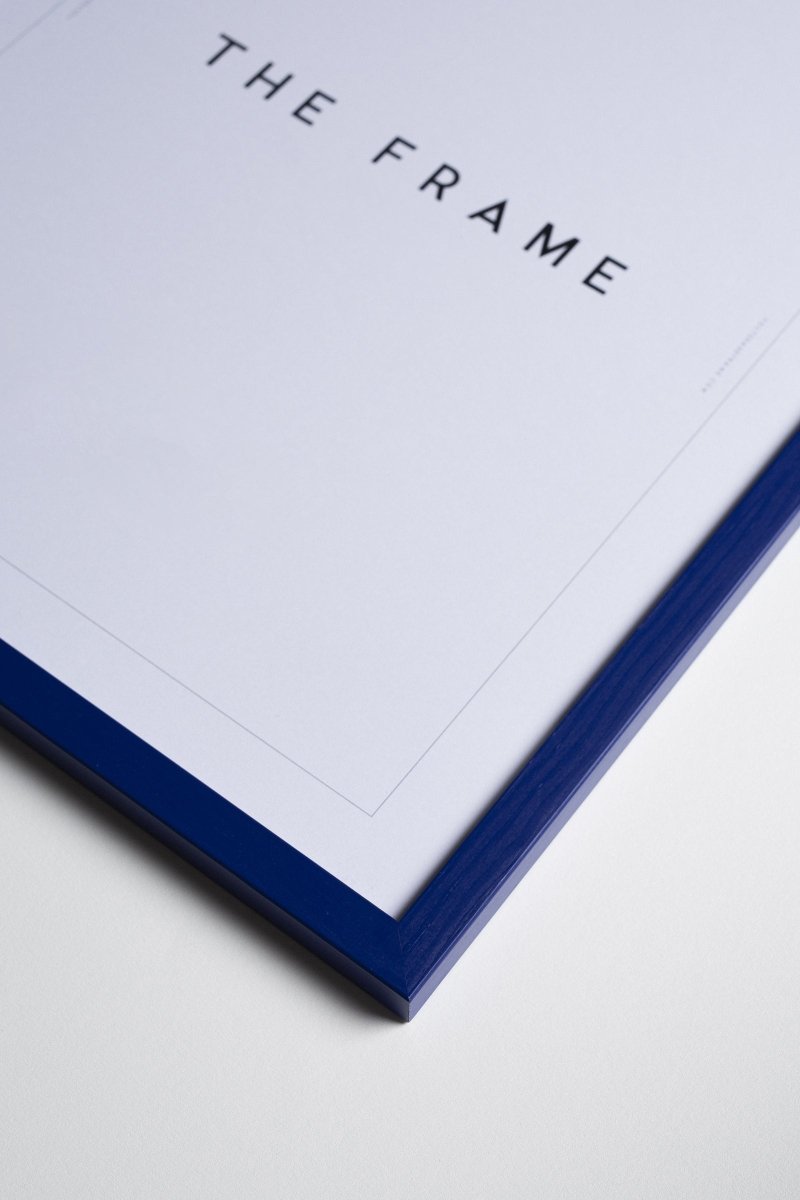 Blå træramme til Thomas Winding plakater – håndlavet billedramme med akrylglas i nordisk design.