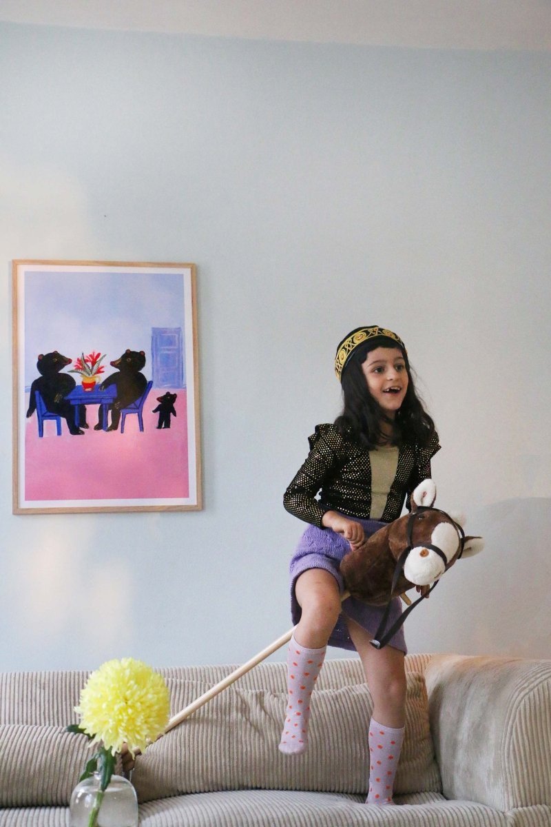 Plakat Hov, hvor er min stol? af Thomas Winding – vist i stue, dekorativ børneplakat med barn.