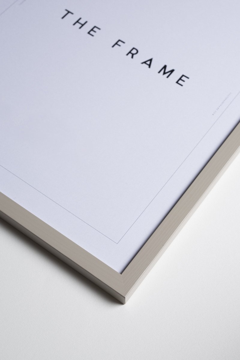 Cashmere træramme til Thomas Winding plakater – håndlavet billedramme med akrylglas i nordisk design.