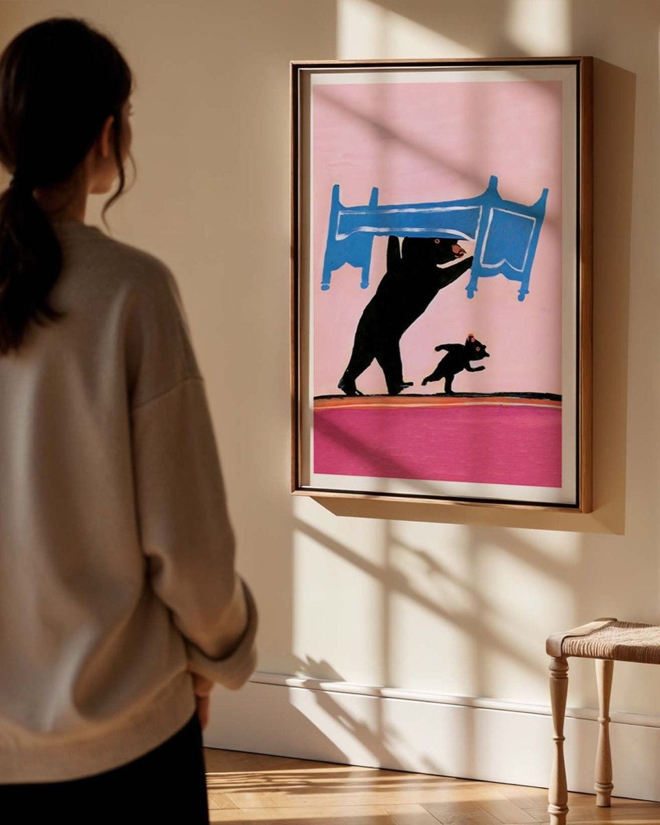 Indrammet Hvor skal vi nu sove plakat af Thomas Winding – farverig bamseplakat vist i moderne hjem.