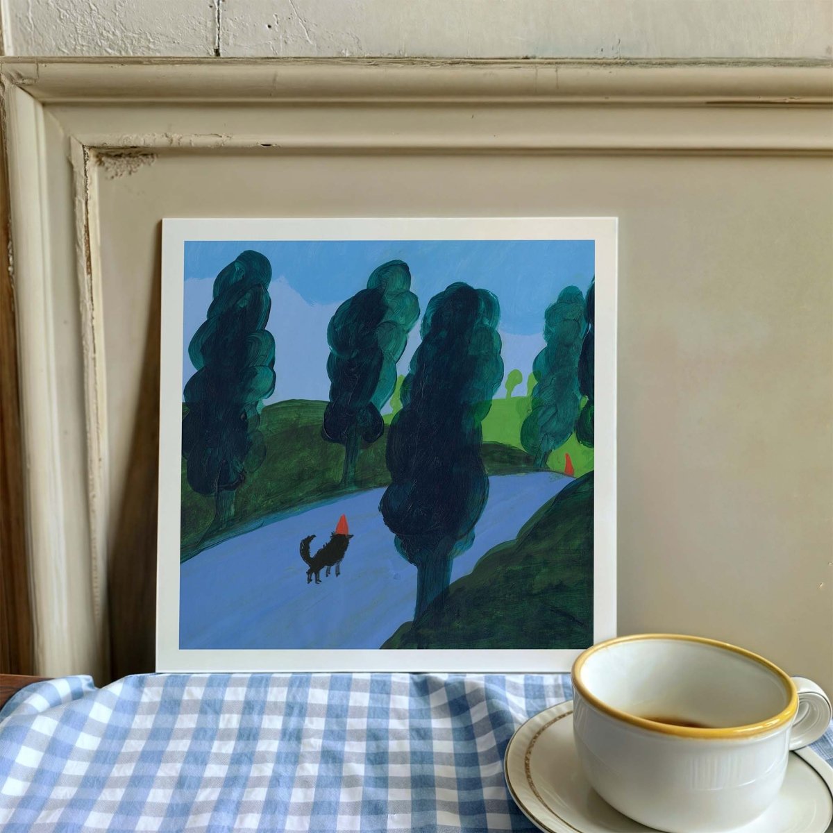 Indrammet Pimme og nissen på eventyr plakat af Thomas Winding – kunstplakat vist på bord ved vindue.