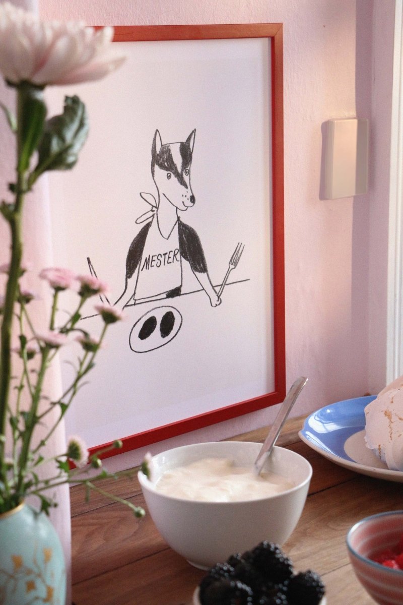 Mesters Middag plakat af Thomas Winding – sjov børneplakat med hund, udstillet i moderne indretning.