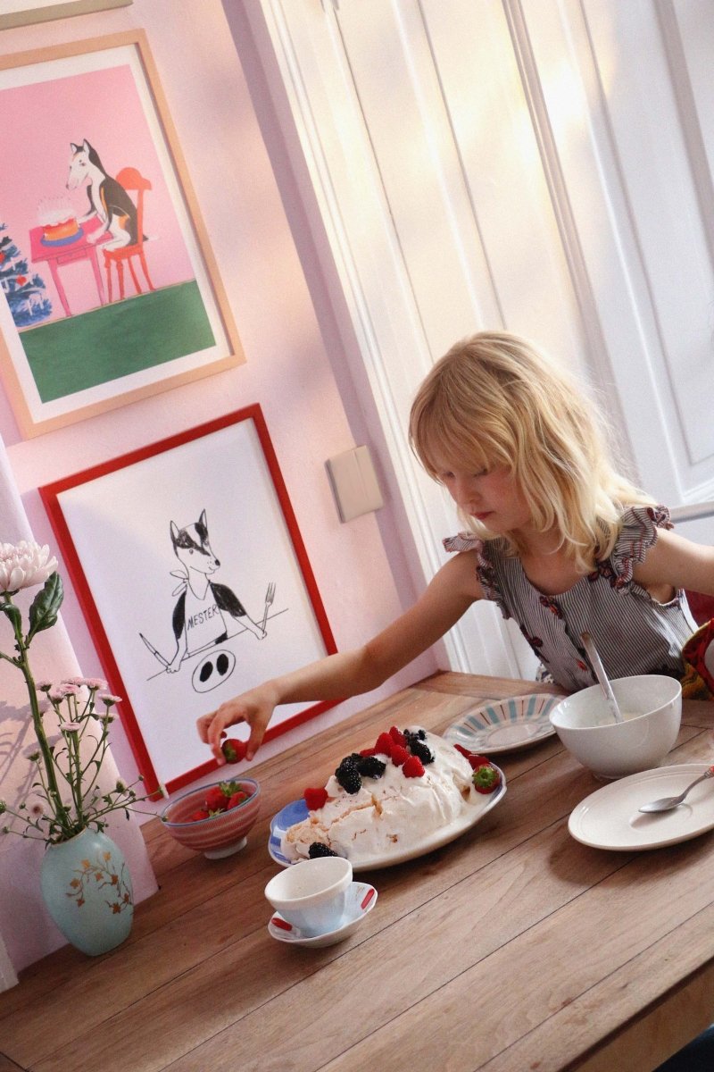 Thomas Winding plakat Mesters Middag – humoristisk hundeplakat udstillet i lys stue med børnevenlig stil.