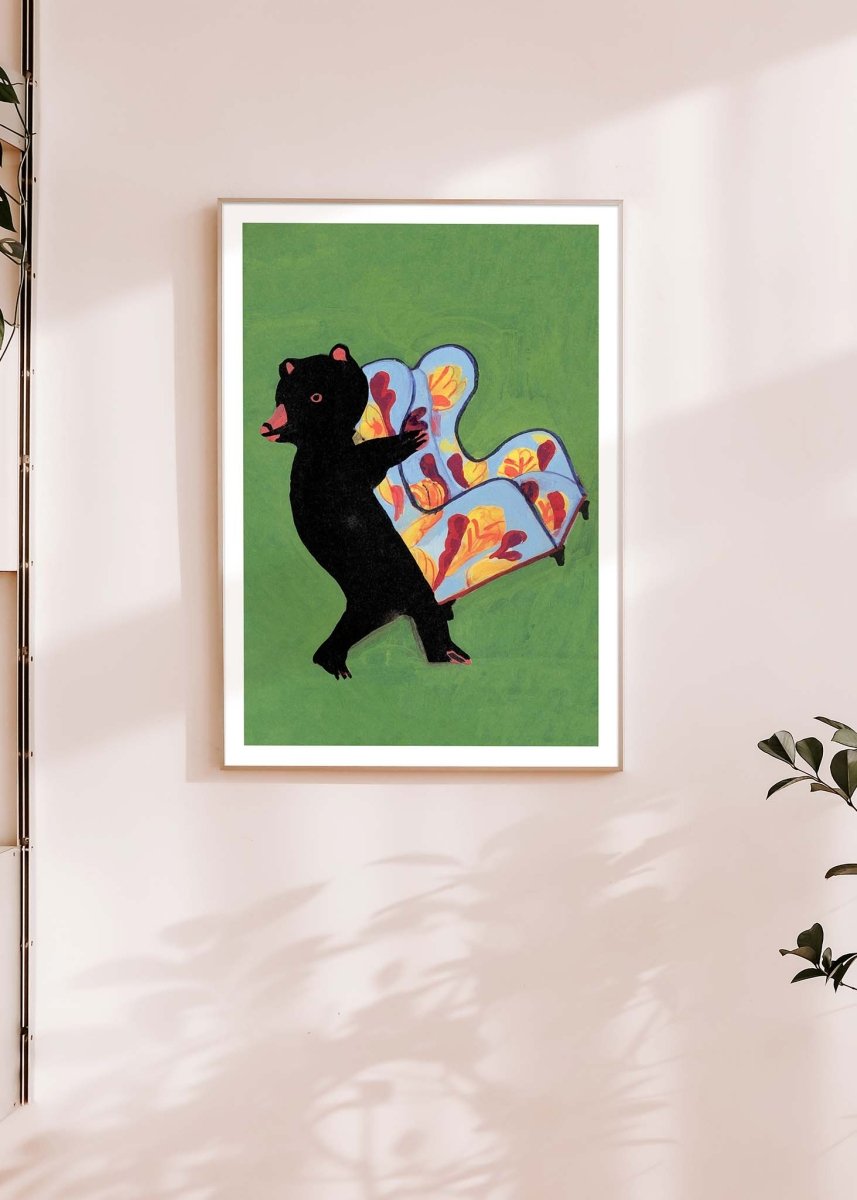 Lænestolens lange rejse plakat af Thomas Winding – bamseplakat i entré, sjov børneplakat fra Pyh siger den lille Bamse.