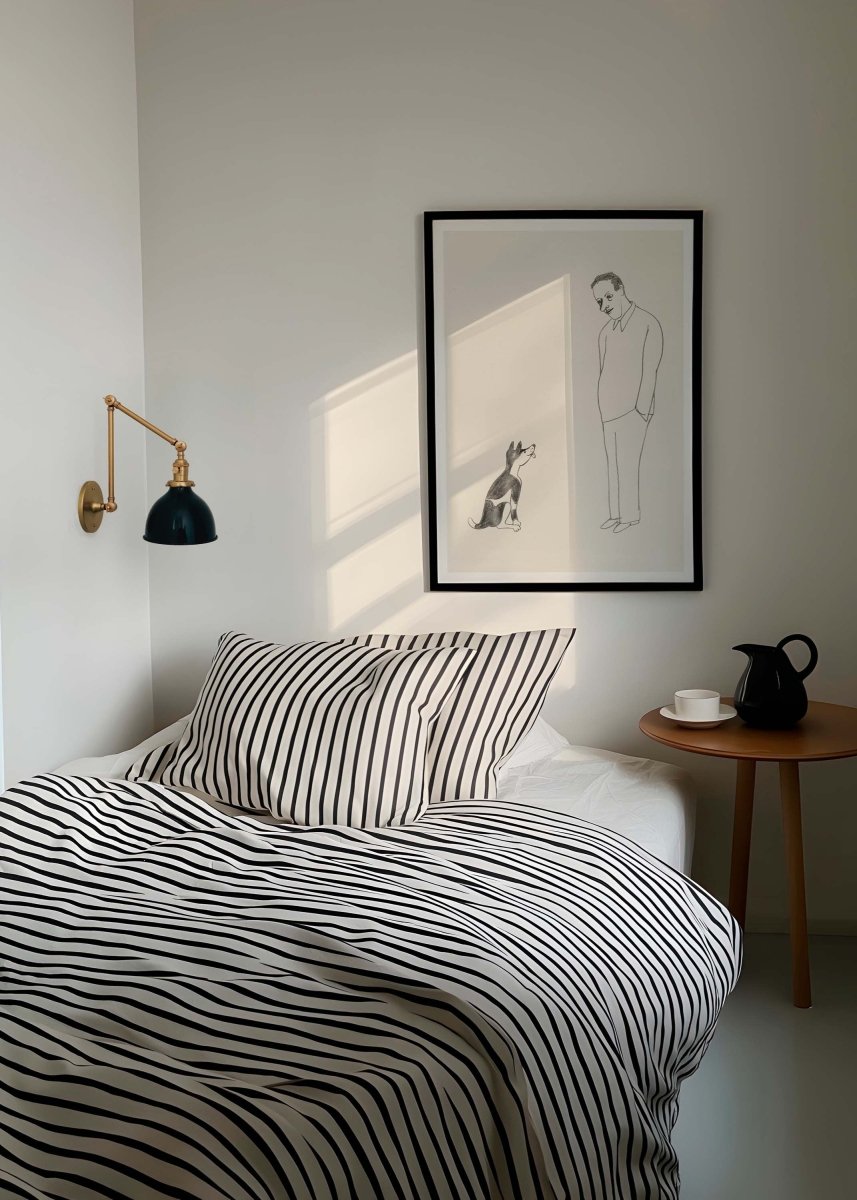 Indrammet Mester og Thomas plakat af Thomas Winding – humoristisk hundeplakat vist i soveværelse.