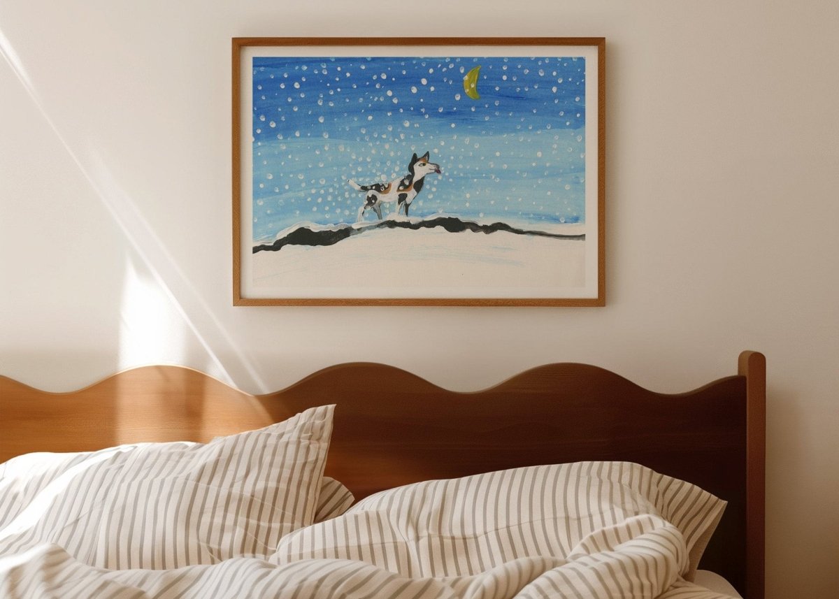 Indrammet Mesters snesnude plakat af Thomas Winding – farverig hundeplakat udstillet i stue.