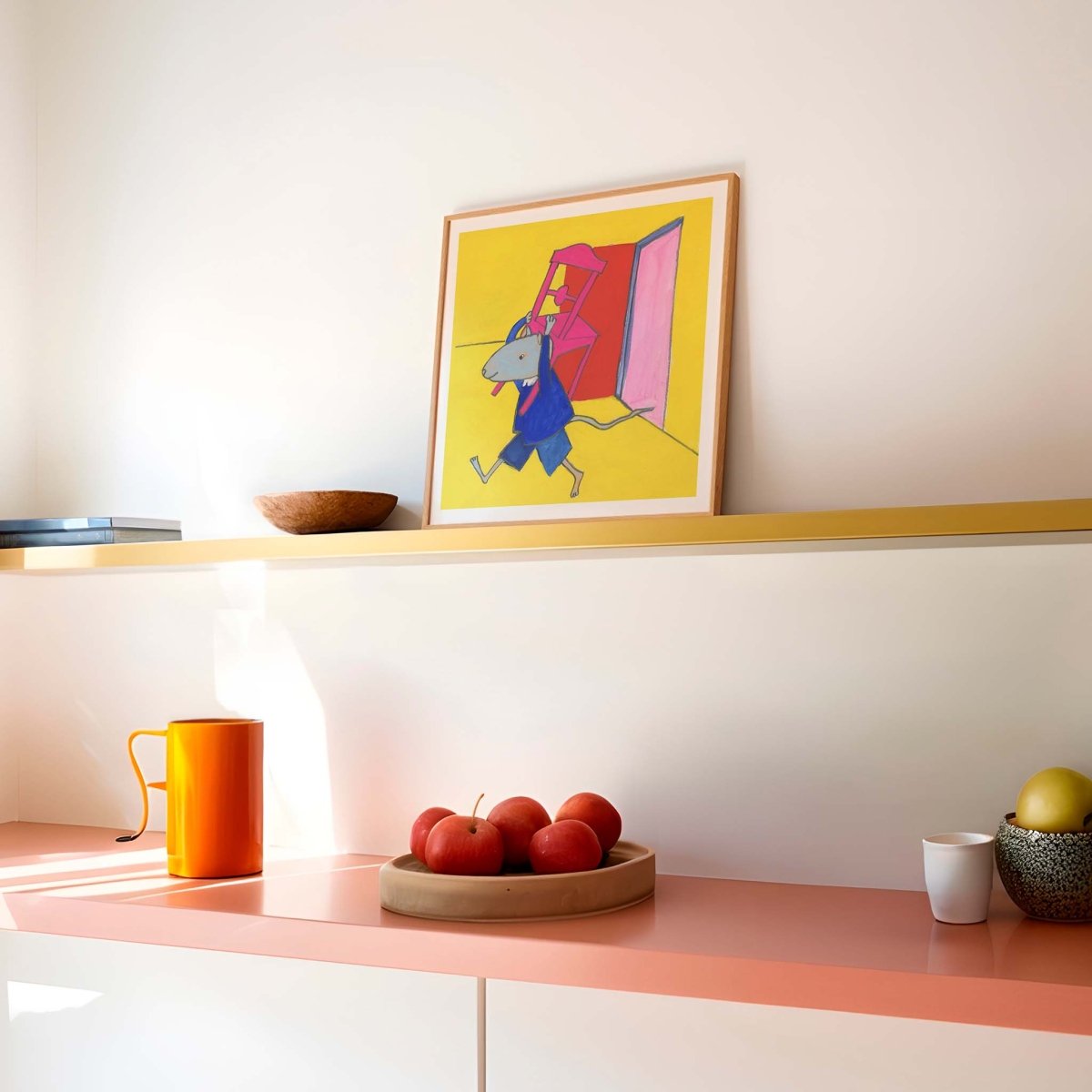 Farverig Thomas Winding plakat Mussemand har en plan – udstillet i moderne stue.