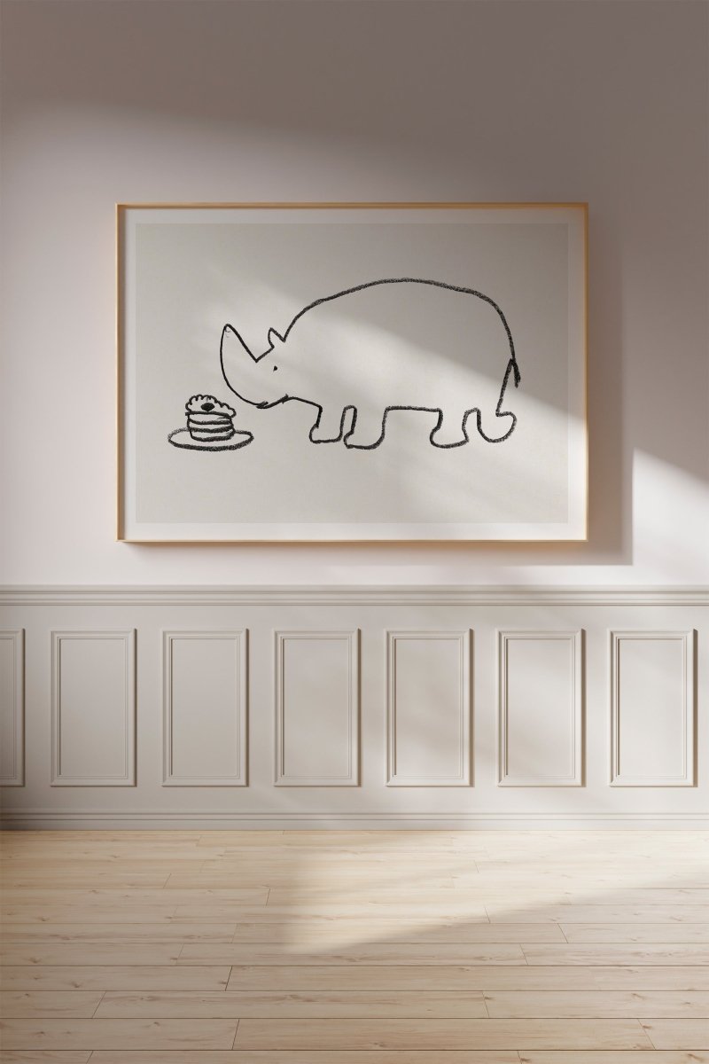 Næsehorn plakat indrammet på væg i lyst rum – børneplakat af Thomas Winding med hyggelig stemning.