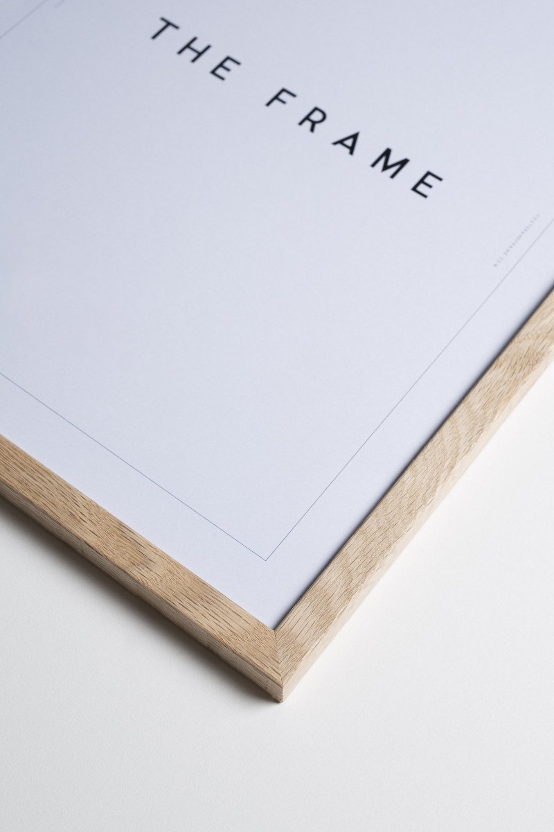 Naturlig egetræ ramme – minimalistisk design til plakater af Thomas Winding, flere størrelser.