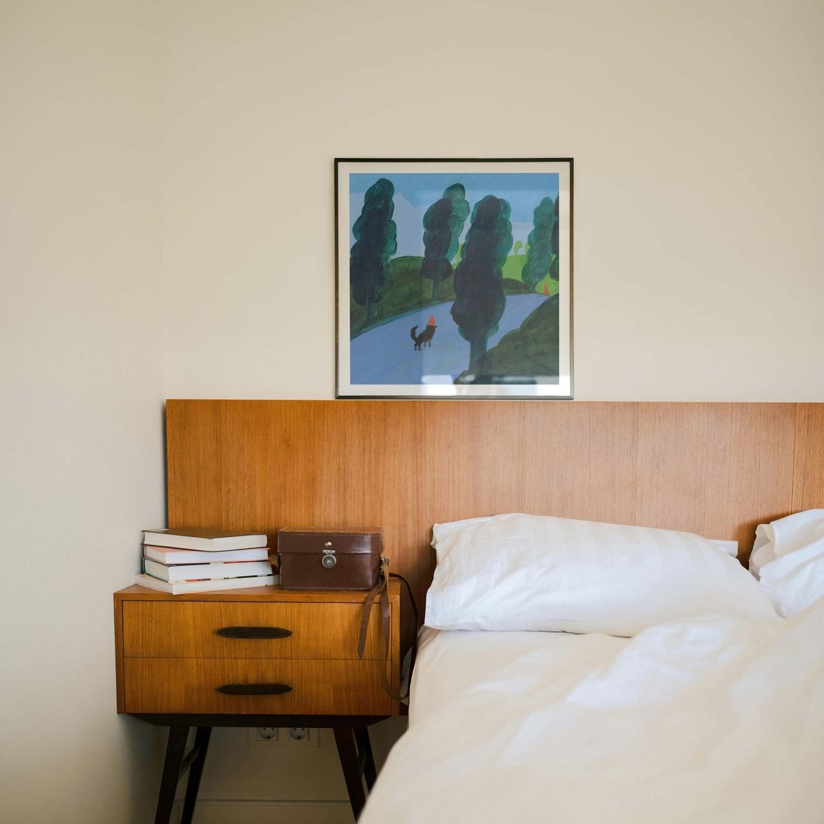 Thomas Winding plakat Pimme og nissen på eventyr – børneplakat hængende i soveværelse med enkel stil.