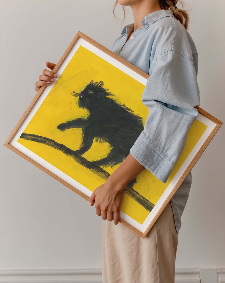 Indrammet Pimme på Listepoter plakat af Thomas Winding – katteplakat vist i moderne hjem.