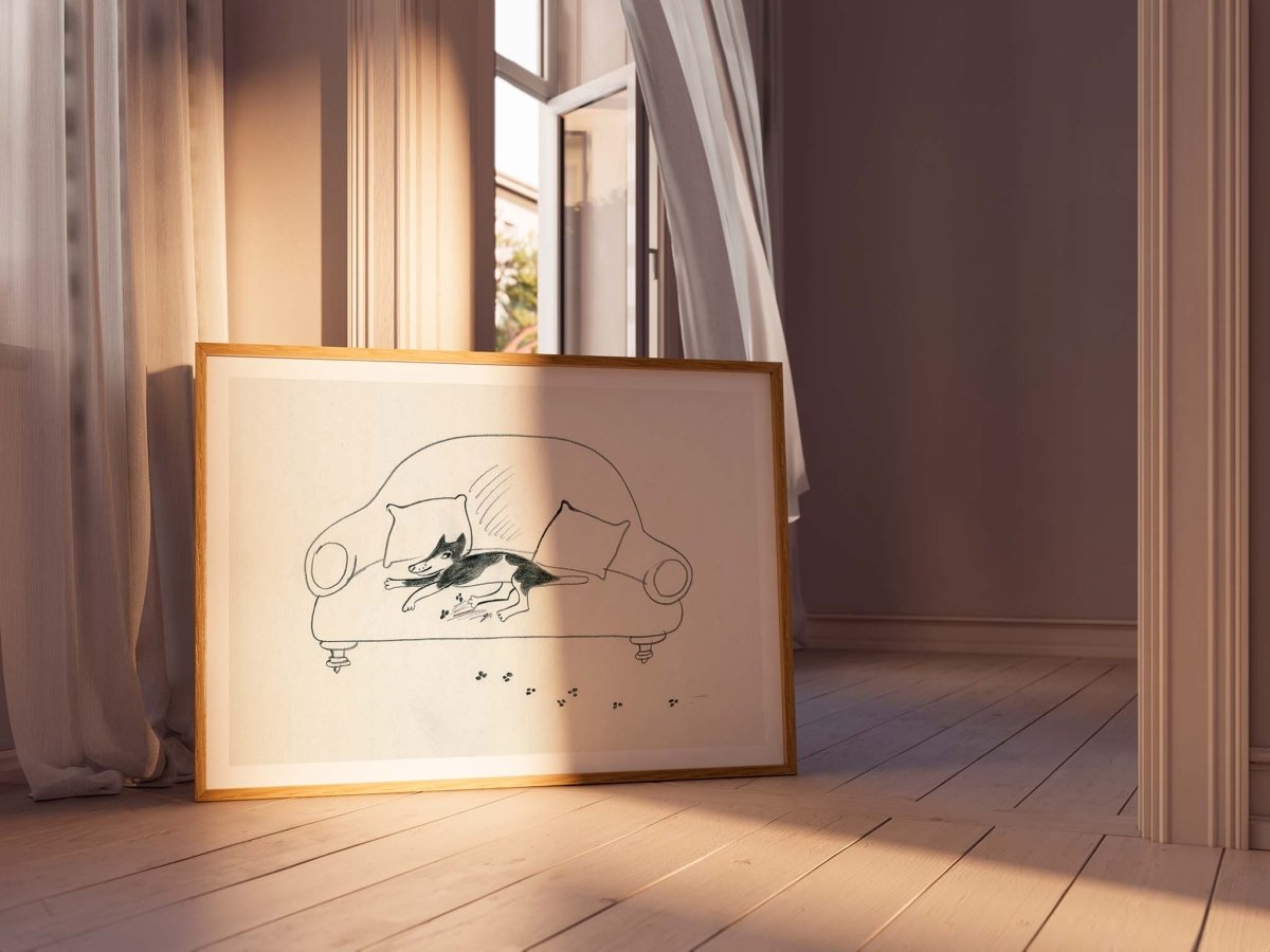 Indrammet Sofa Mester plakat af Thomas Winding – hundeplakat vist i hyggelig stue med varme farver.