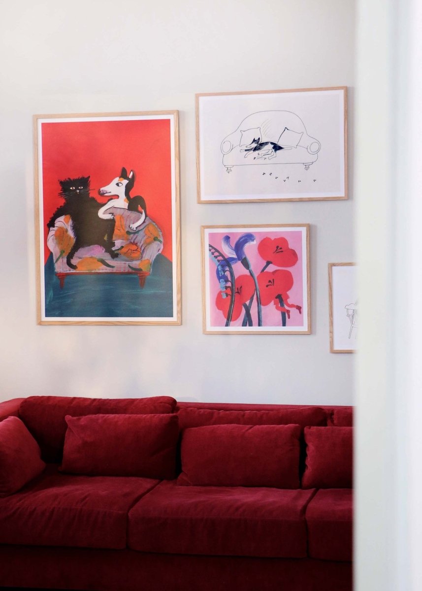 Illustration af Thomas Winding – Nissen i Valmuerne, vist som farverig plakat i hyggelig stue.