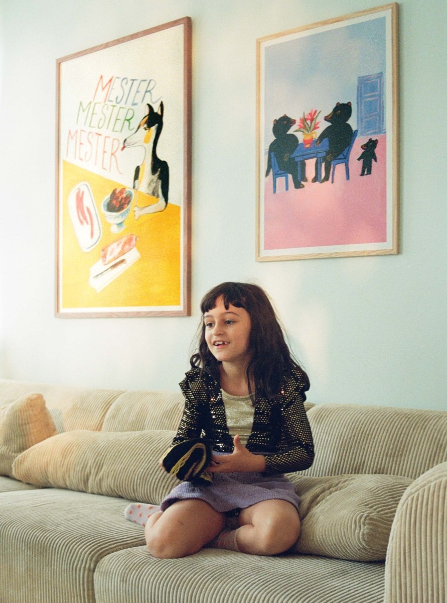 Plakaterne Hov, hvor er min stol? og Mester, Mester, Mester af Thomas Winding – børneplakater i moderne hjem.