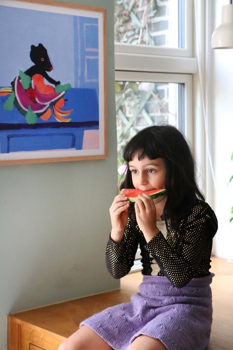 Thomas Winding plakat Den lille bamse i Slaraffenland – farverig børneplakat vist i moderne køkken.