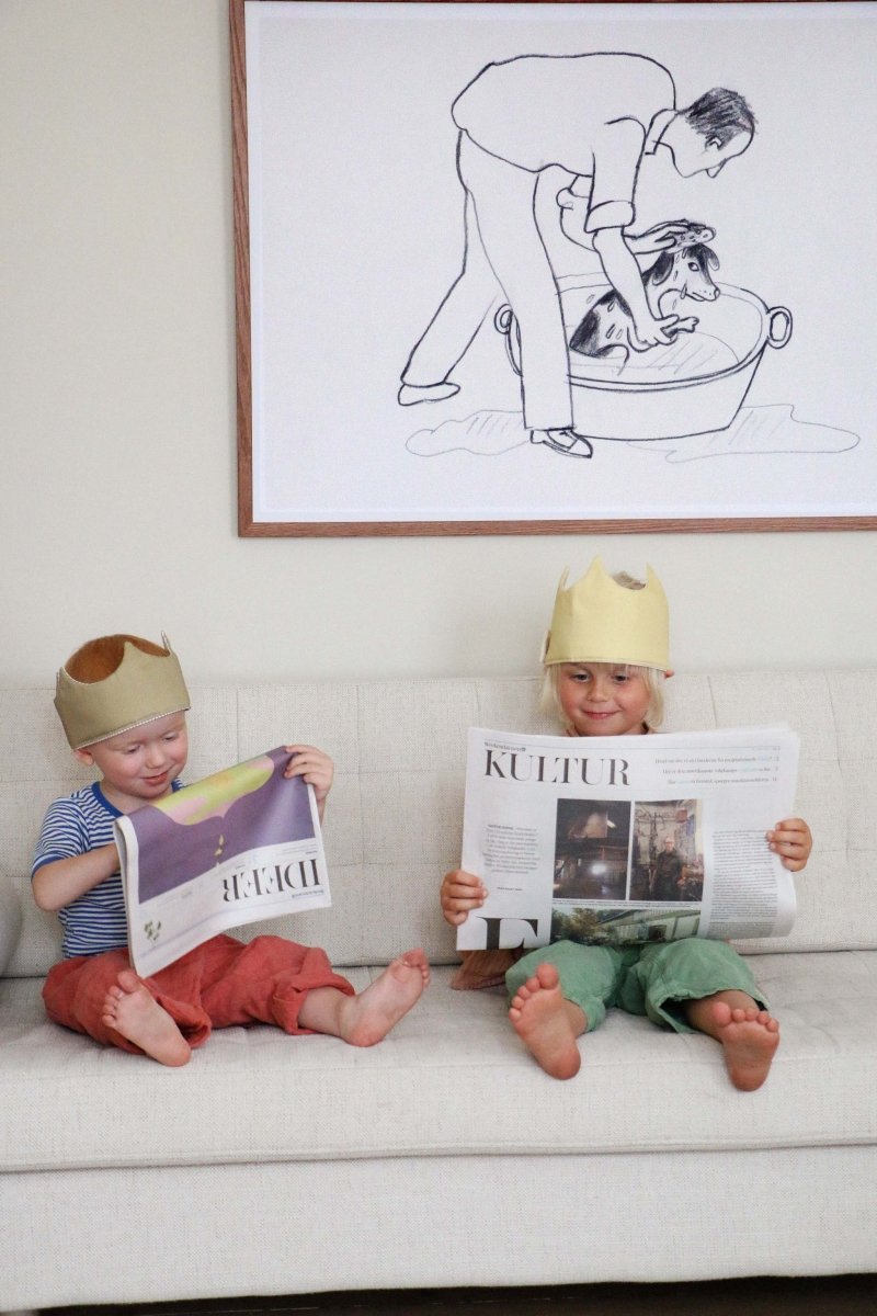 Indrammet BadeMester plakat af Thomas Winding – humoristisk hundeplakat vist i stue.