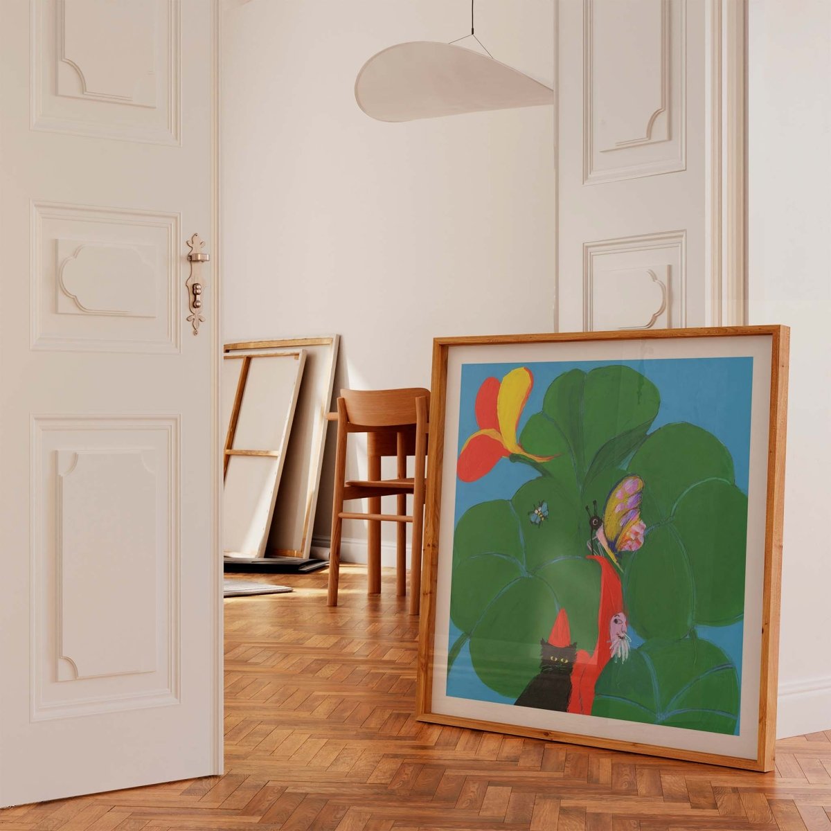 Kunstplakat Den Hemmelige Have af Thomas Winding, vist i moderne hjem med højt til loftet.