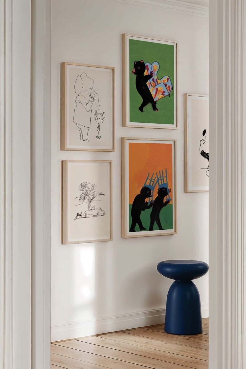 Humoristisk børneplakat af Thomas Winding – elefanten barberer sig, udstillet i moderne hjem med galleri-væg.