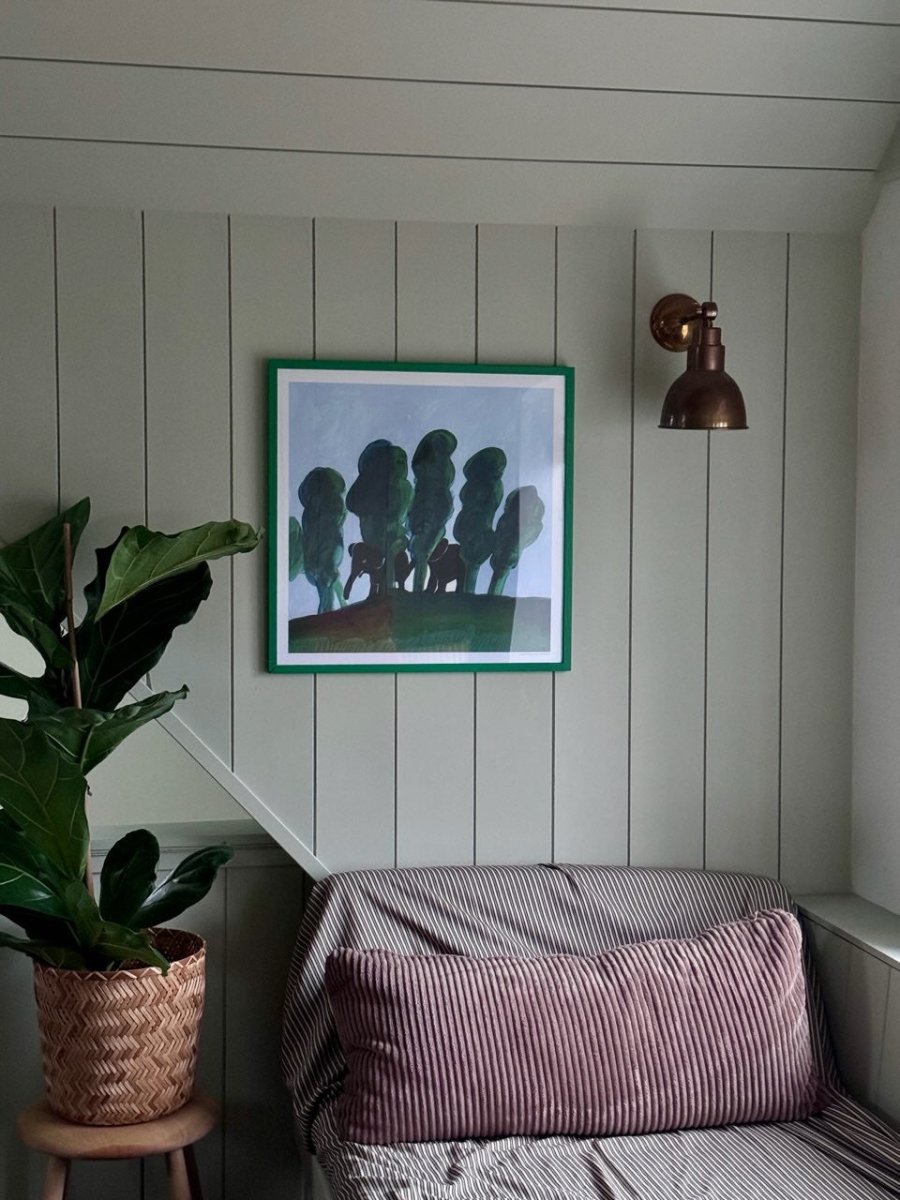 Kunstnerisk børneplakat med elefanter i skoven af Thomas Winding, udstillet i nordisk indretning med planter