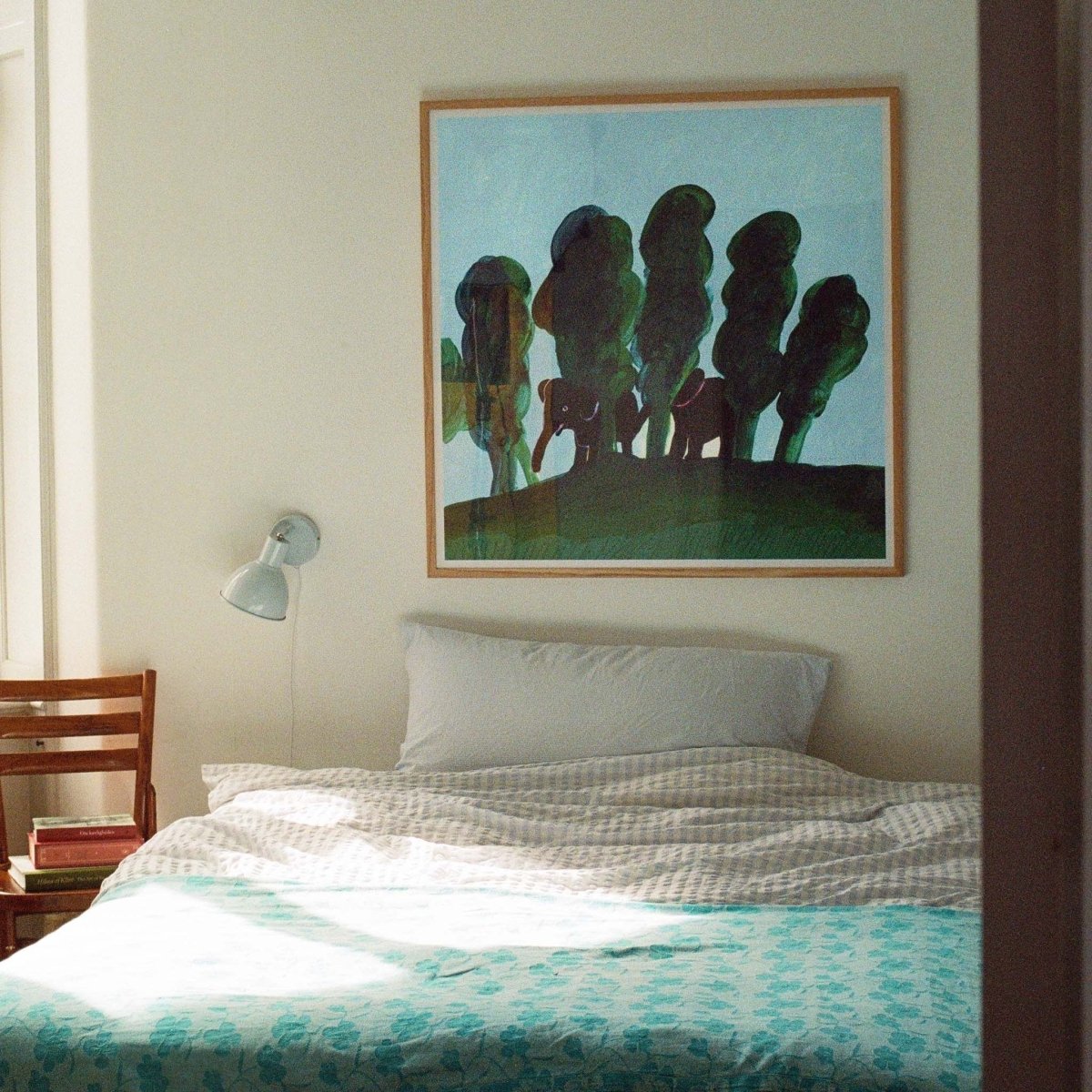 Børneplakat af Thomas Winding med elefanter og træer, hængende som kunst i soveværelse over seng