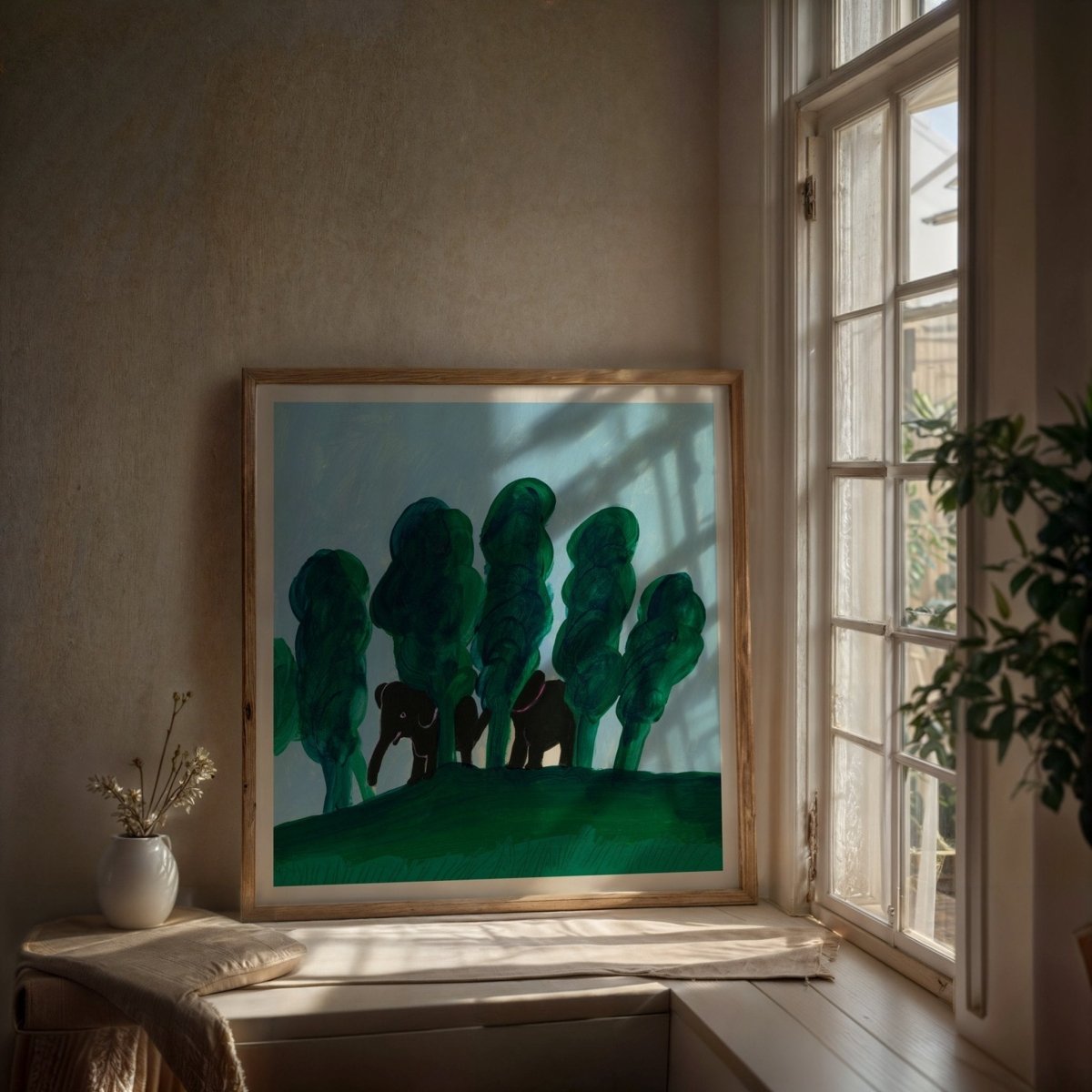 Børneplakat af Thomas Winding med elefanter og træer, hængende i lys stue med sollys fra vindue