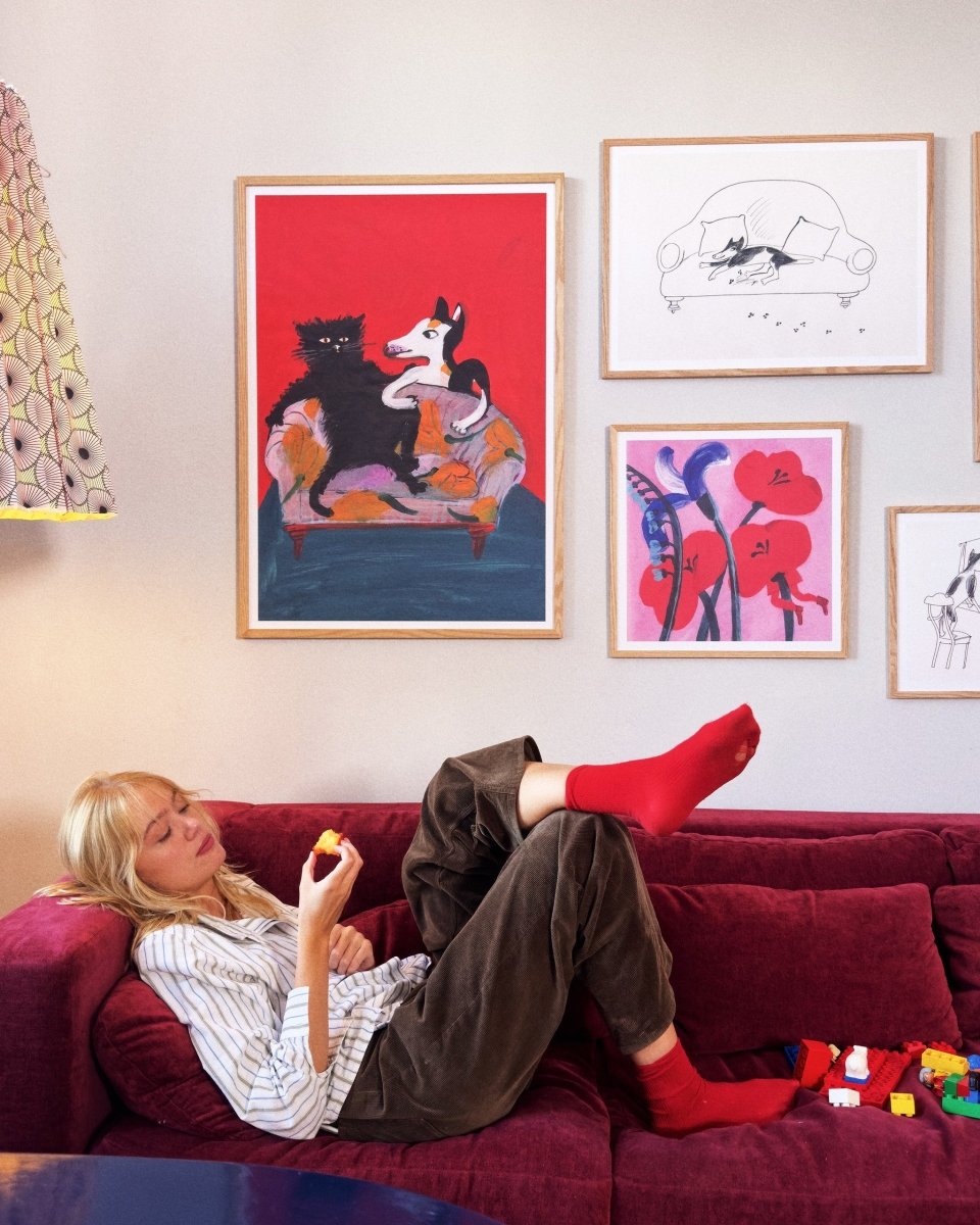 Gallerivæg med Thomas Winding plakater – Familieportræt, Nissen i valmuerne og Sofamester som farverig børnekunst.