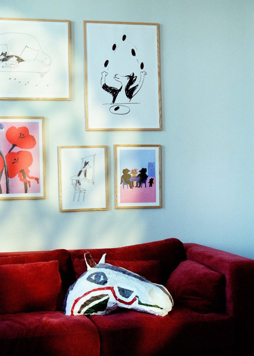 Gallerivæg med Thomas Winding plakater – Hov hvor er min stol?, Forventningskæder, Sofamester og Nissen i valmuerne.