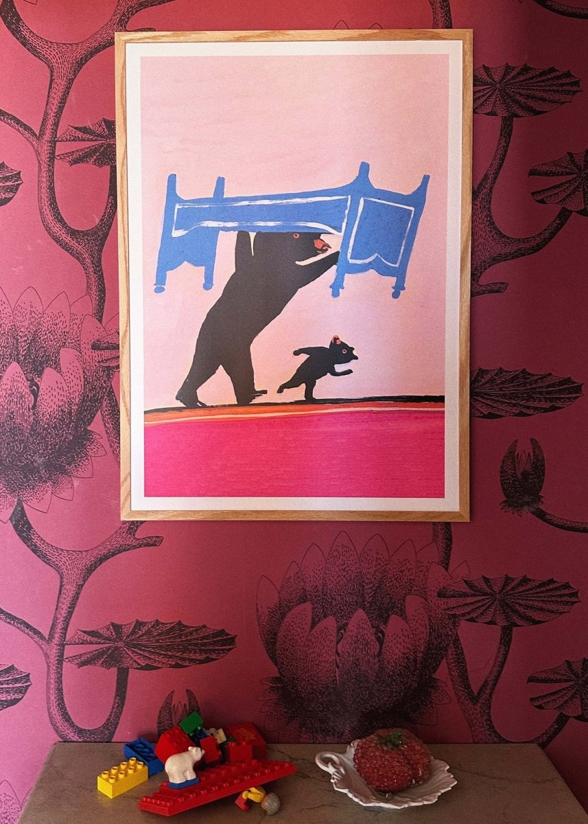 Hvor skal vi nu sove bamseplakat af Thomas Winding – dekorativ børneplakat i nordisk indretning.