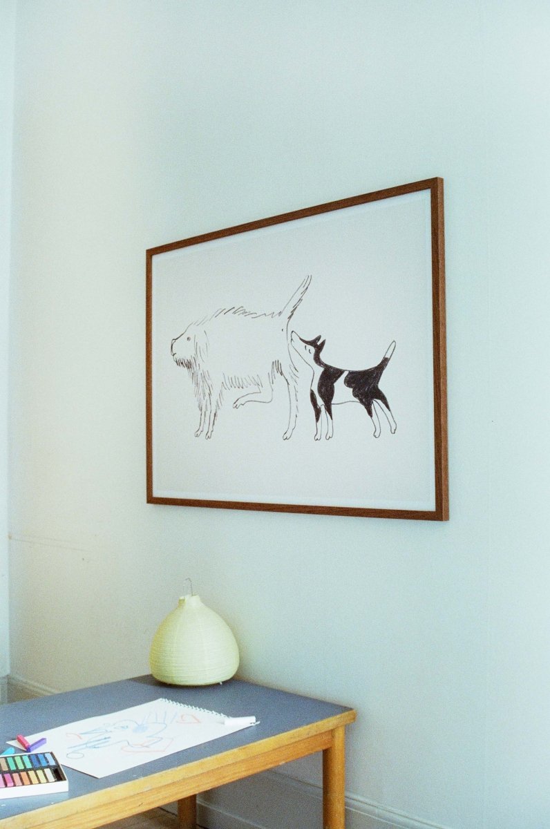 Illustration af Thomas Winding – Når enden er god, er alting godt, med Mester hunden fra Min lille hund i Natten, vist som plakat i børneværelse