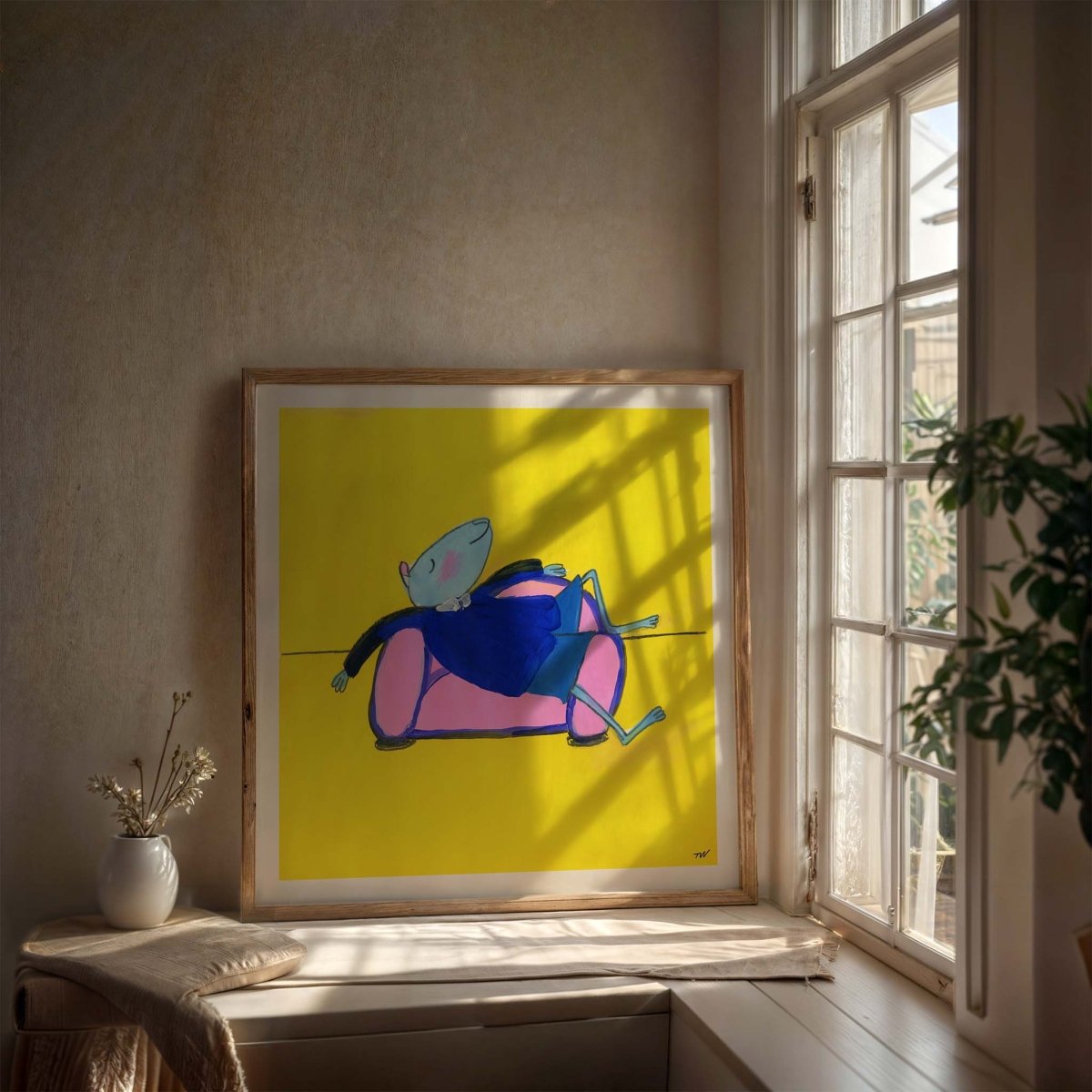 Kunstplakat af Thomas Winding – Mussemand troner fra Ping, Pong & Mussemand, hænger som farverig kunst i lys stue.