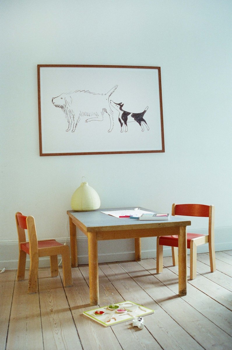 Kunstplakat af Thomas Winding – Når enden er god, er alting godt, med Mester hunden fra Min lille hund i Natten, hængende over børnebord til tegneleg