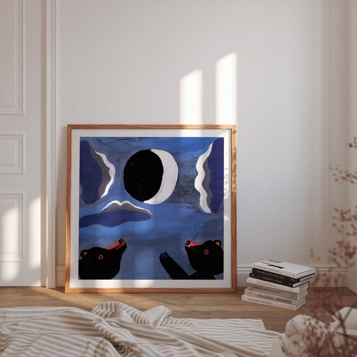 Kunstplakat af Thomas Winding – måne og bjørne i poetisk nattehimmel, vist i lys stue