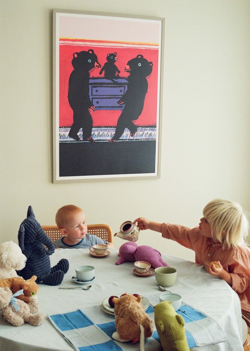 Indrammet Flyttemand bamseplakat af Thomas Winding – børneplakat udstillet i børneværelse med legende stil.