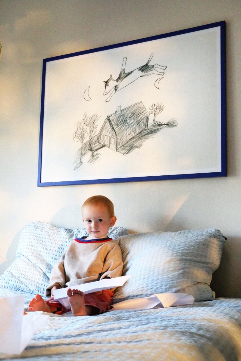 Indrammet Mester drømmer plakat af Thomas Winding – hundeplakat vist i børneværelse med rolig stemning.