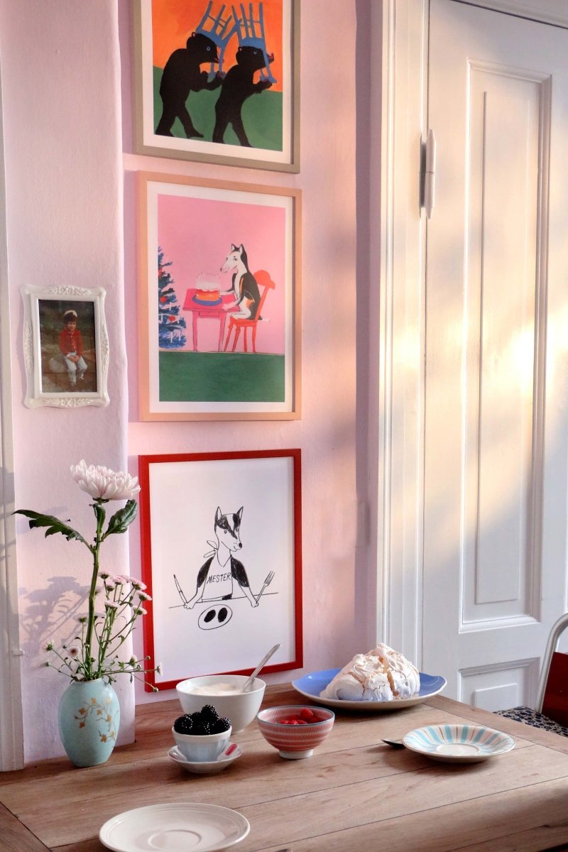 Gallerivæg med Thomas Winding plakater – Mesters middag, Mesters fødselsdag og Stoledans, udstillet i køkken.