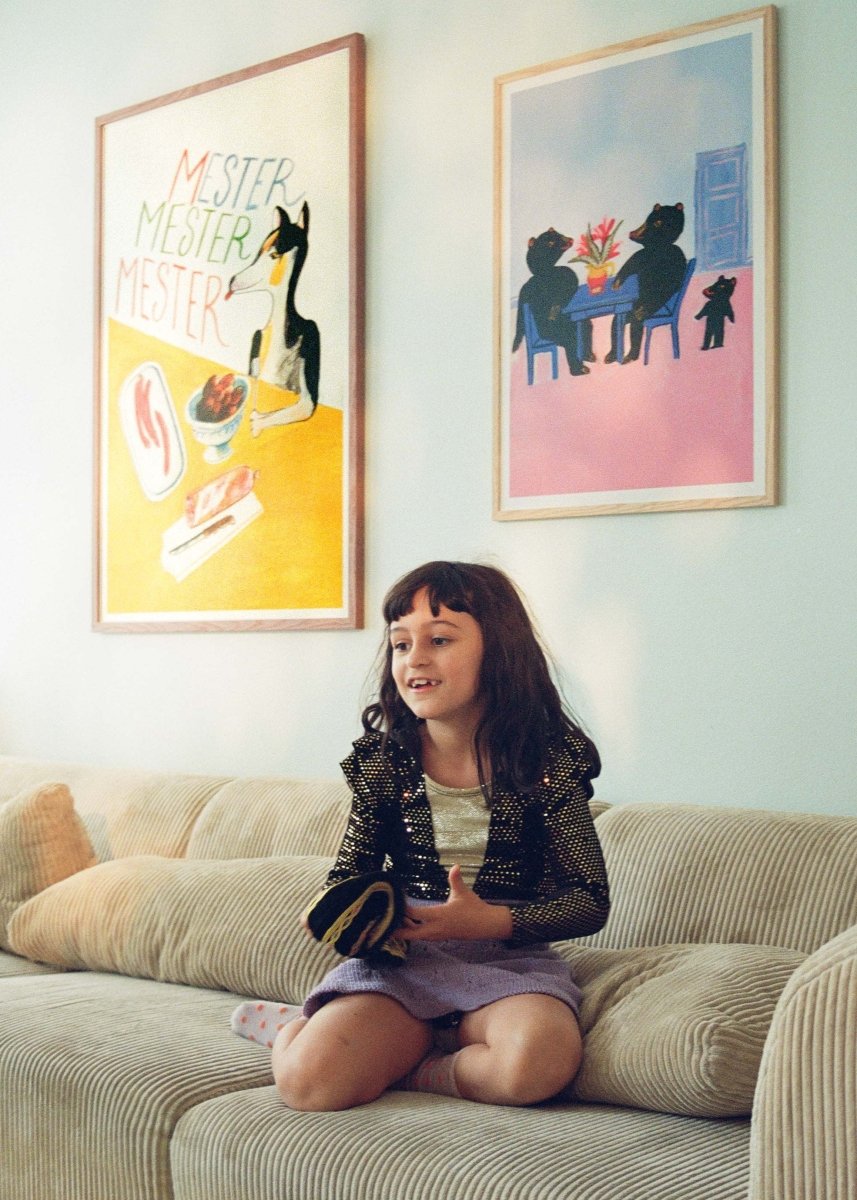 Gallerivæg med Thomas Winding plakater – Mester Mester Mester og Hov hvor er min stol, vist i moderne hjem.
