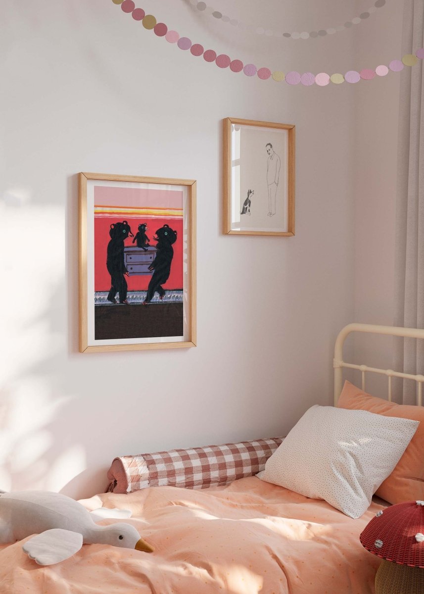 Thomas Winding plakat Den lille bamse som Flyttemand – dekorativ børneplakat vist i moderne stue.