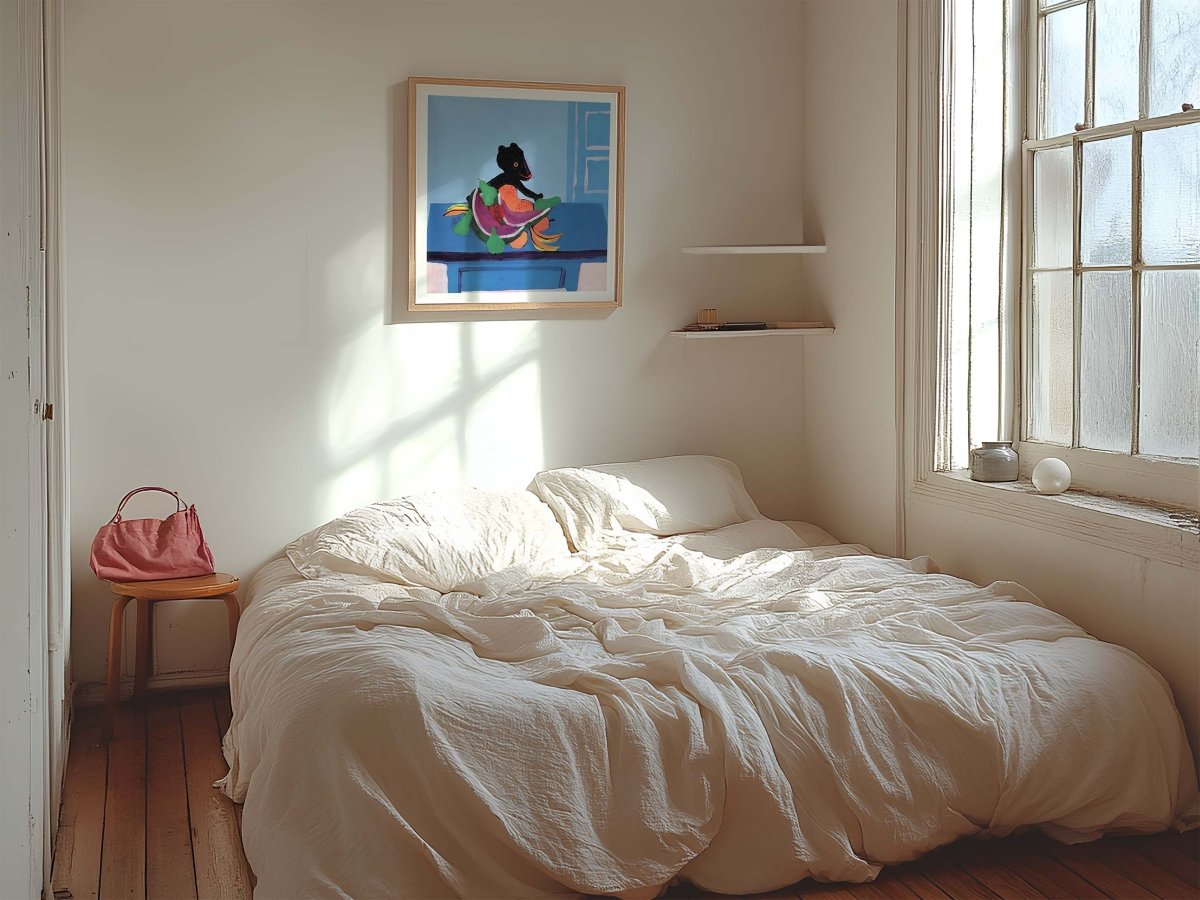 Indrammet Den lille bamse i Slaraffenland plakat af Thomas Winding – børneplakat udstillet i lyst hjem.