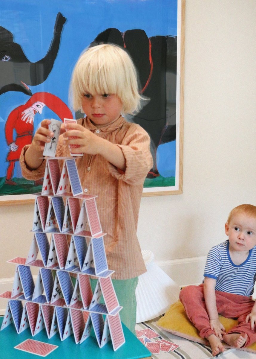 Indrammet Snik snak snabel plakat af Thomas Winding – elefantplakat vist i børneværelse med legende stemning.