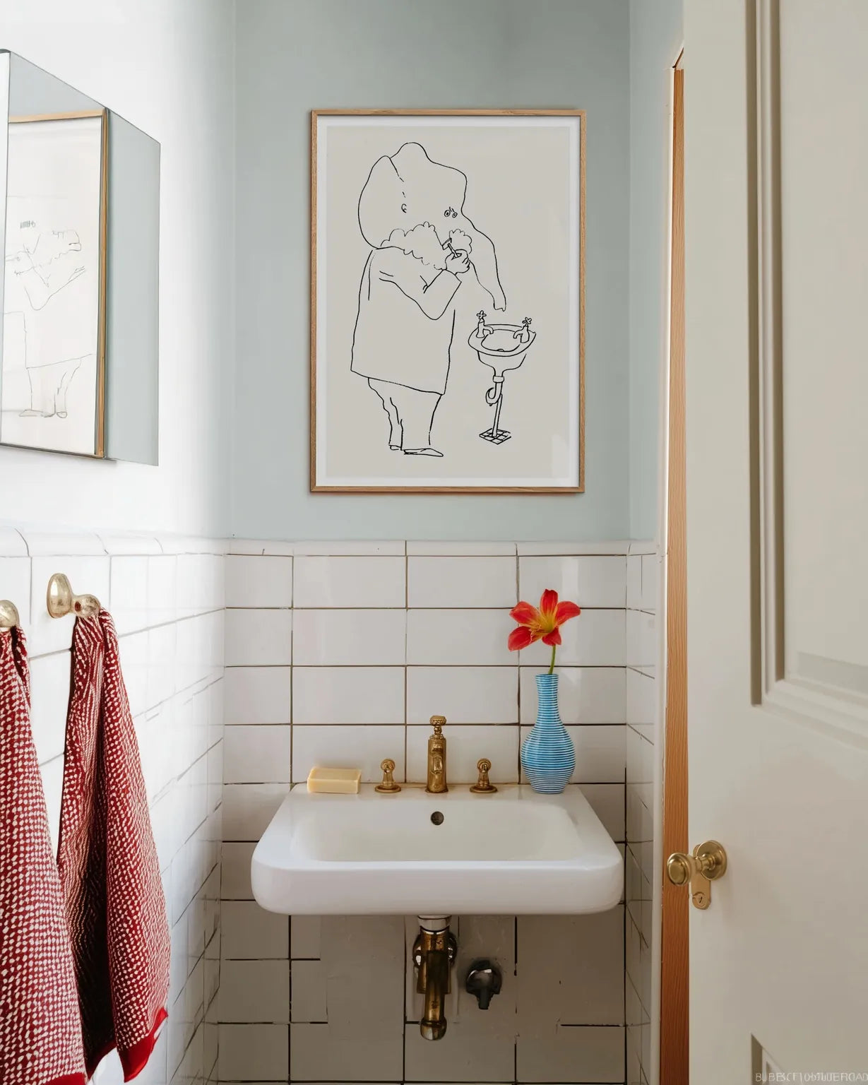 Plakat “Elefanten Barberer Sig” af Thomas Winding – minimalistisk stregtegning af elefant ophængt over håndvask i lyst badeværelse.” af Thomas Winding – minimalistisk stregtegning af elefant ophængt over håndvask i lyst badeværelse.