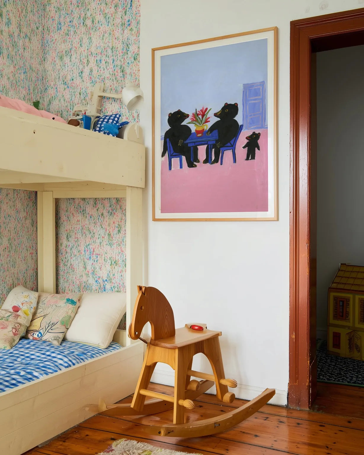Plakat “Hov, hvor er min stol?” af Thomas Winding ophængt i børneværelse med køjeseng, gyngehest og varm, legende stemning.