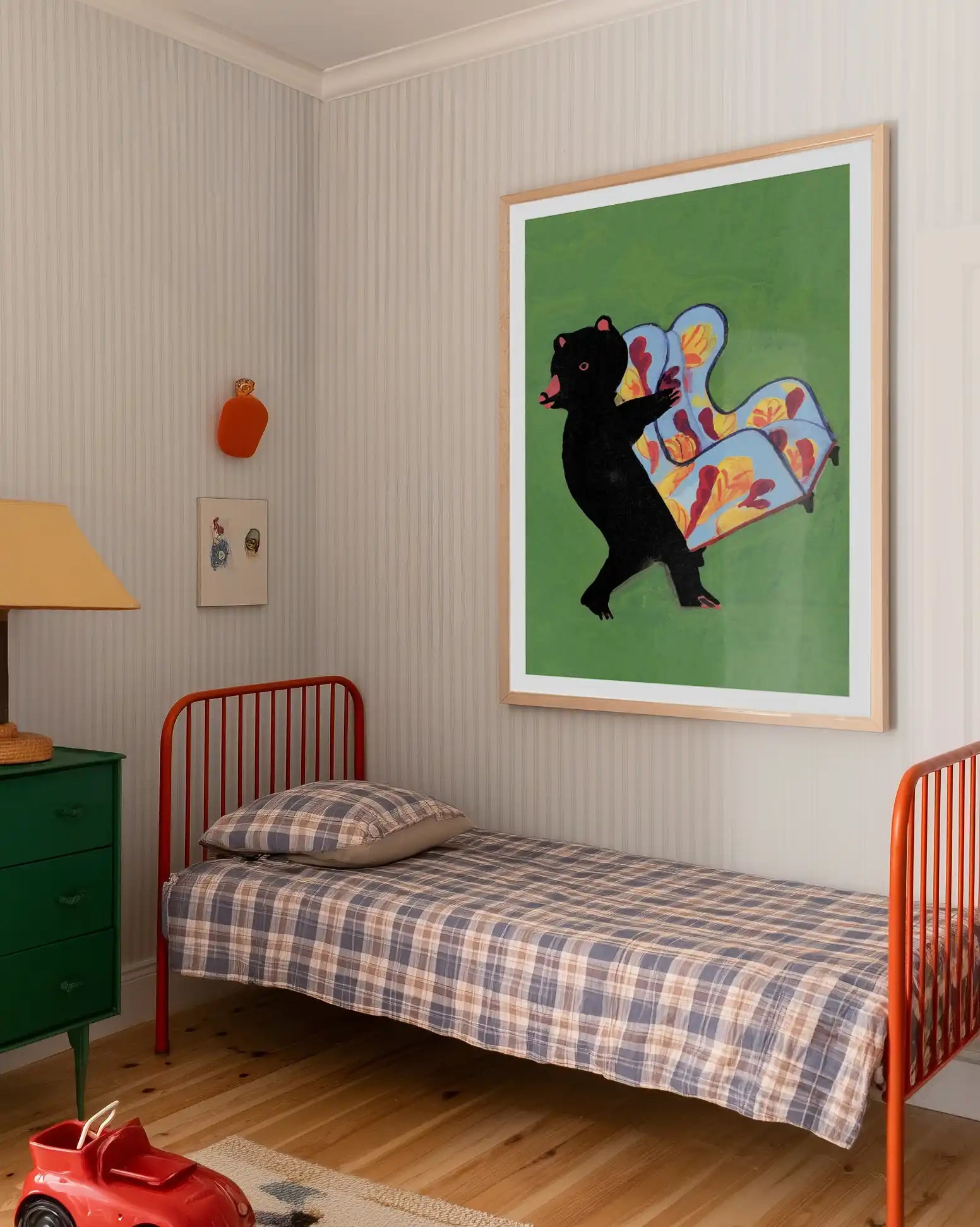 Plakat “Lænestolens lange rejse” af Thomas Winding ophængt i børneværelse med enkeltseng, legetøj og rolig, legende indretning.