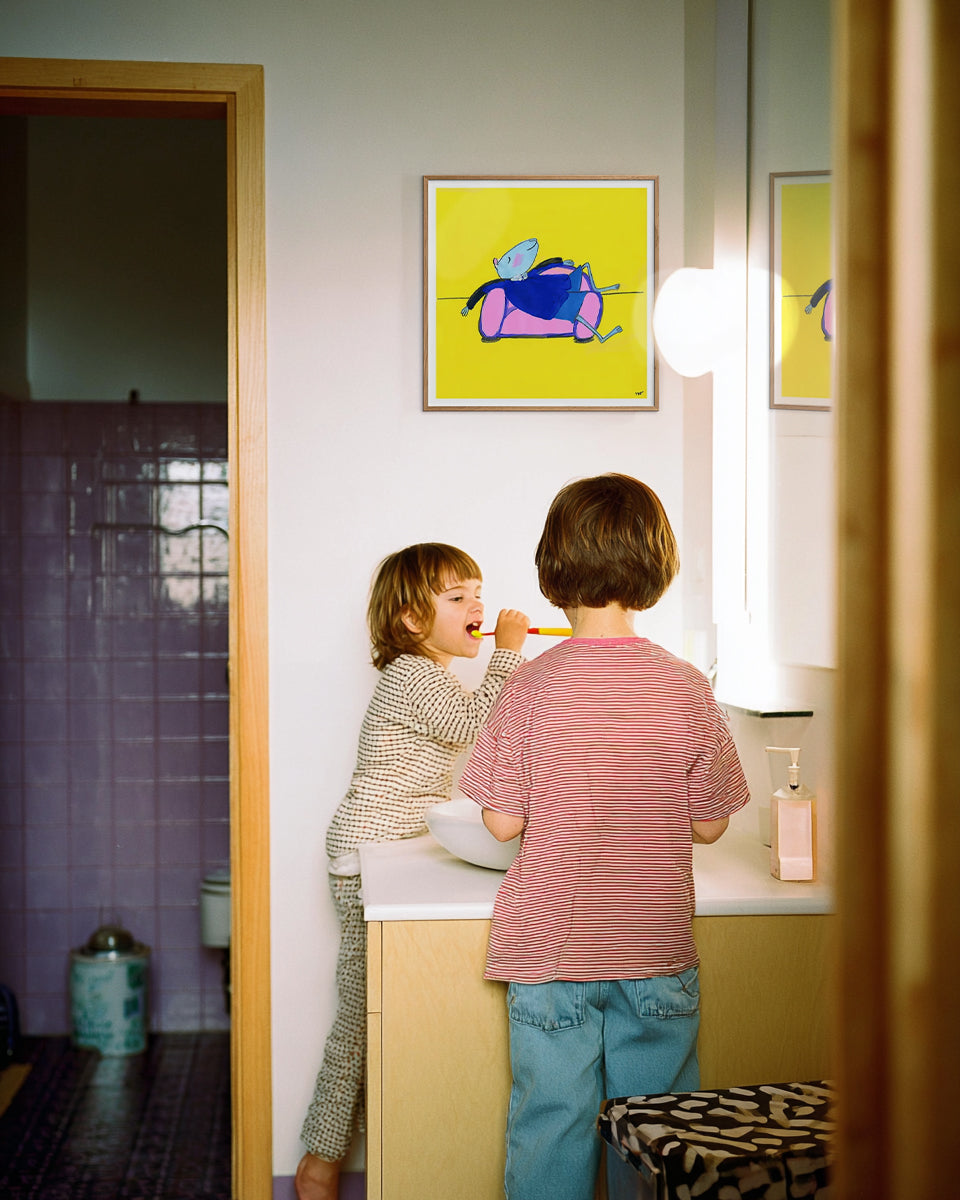 Plakat “Mussemand” af Thomas Winding ophængt i hyggeligt badeværelse, hvor to børn står ved håndvasken