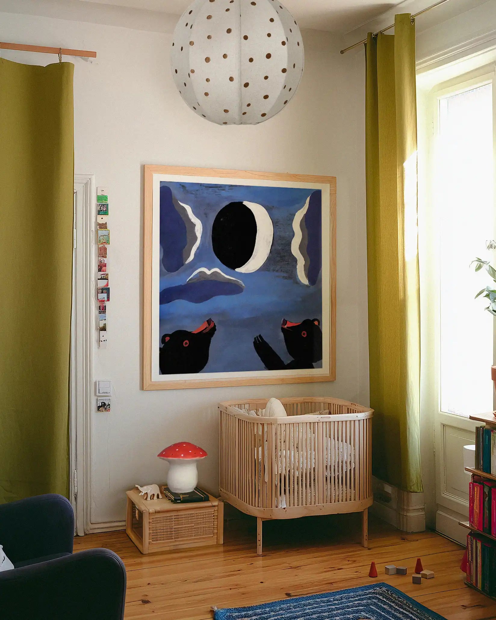Plakat “Se! Nu kommer Månen” af Thomas Winding ophængt i børneværelse med tremmeseng, grønne gardiner og rolig, drømmende stemning